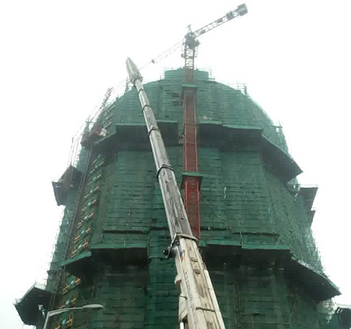 枣强吊车在工地上作业